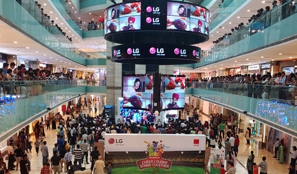 LG전자가 현지시간 16일 인도 델리 최대 쇼핑몰인 '엠비언스몰'에서 인도 시민들과 함께 '크리켓 월드컵 2019' 인도-파키스탄 전 응원 행사를 진행했다.(사진=LG전자)