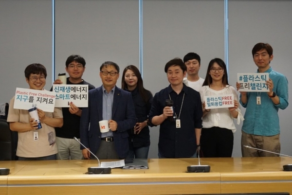 구현모 KT 사장(왼쪽 세 번째)과 직원들이 플라스틱 프리 챌린지에 동참하는 인증사진을 촬영하고 있다 (사진=KT)