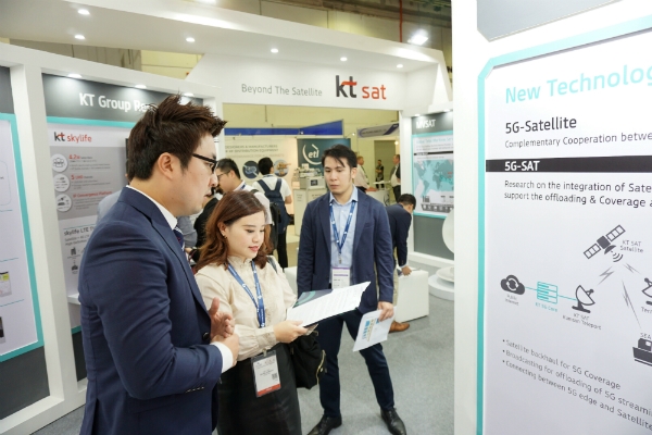KT SAT 직원이 커뮤닉아시아에 참가한 위성사업자들에게 위성 5G 기술에 대해 설명하고 있다 (사진=KT SAT)