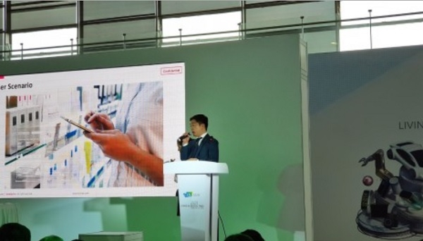최용준 룰루랩 대표가 중국 상하이에서 열린 CES ASIA 2019에 마련된 ‘뷰티 앤 웰니스 리이매진드’ 콘퍼런스에서 기술 기반의 뷰티 산업에 대해 발표하고 있다 .(사진=본투글로벌센터)