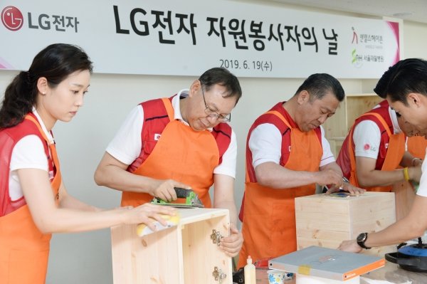 LG전자 대표이사 CEO 조성진 부회장(왼쪽에서 두 번째), 배상호 노조위원장(왼쪽에서 세 번째)이 재활원에 전달할 가구를 만들고 있다.