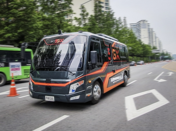 SK텔레콤 5G 자율주행 버스가 서울 상암 DMC 지역을 5G · V2X 융합 자율주행으로 달리고 있다 (사진=SK텔레콤)
