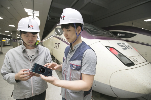 KT 네트워크 담당 직원이 SRT 수서역에서 5G 인빌딩 서비스 구축 현장을 점검하고 있다 (사진=KT)