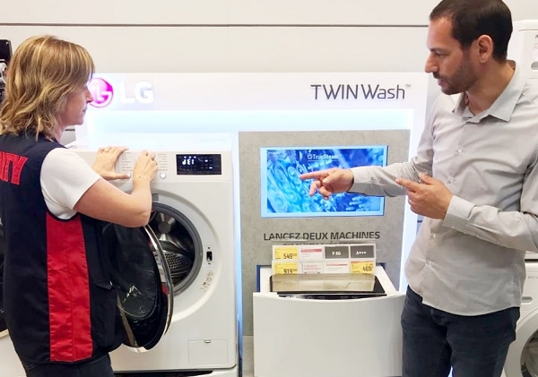 프랑스 최대 가전유통채널 '프낙 다르티' 매장에서 직원들이 애프터서비스 지표 1위로 선정된 LG전자 세탁기를 소개하고 있다.(사진=LG전자)