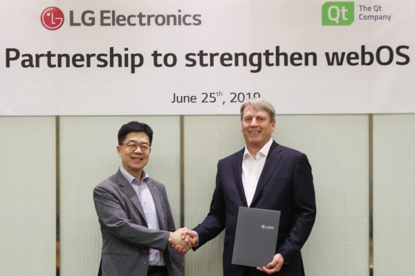 LG전자 CTO 박일평 사장(왼쪽), Qt CEO 유하 바렐리우스(오른쪽)가 MOU를 체결한 뒤 악수하고 있다.