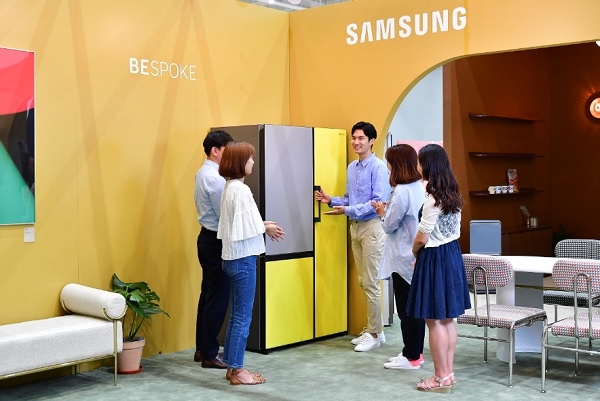 27일 수원컨벤션센터에서 개막한 '2019 수원 홈·테이블데코페어'에서 관람객들이 최근 새롭게 출시된 맞춤형 냉장고 '비스포크'를 살펴보고 있다.(사진=삼성전자)