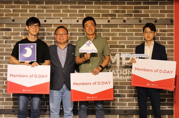김홍일 디캠프 상임이사(좌측에서 두번째)가 우정사업본부와 함께한 6월 디데이 우승자들과 기념촬영을 하고 있다.(사진=디캠프)