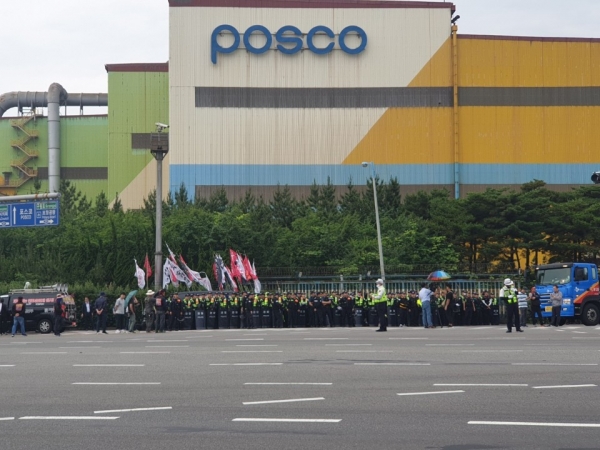 1일 포스코 포항제철소 앞에서 화물연대가 경찰과 대치하고 있다. (사진=화물연대)
