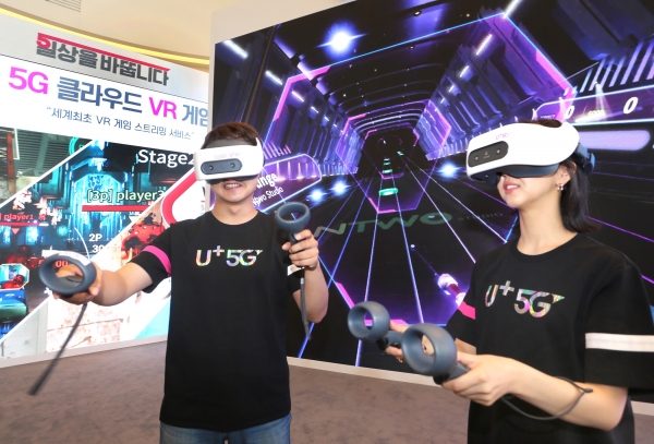 LG유플러스 직원들이 전용 HMD를 쓰고 5G 클라우드 VR게임을 즐기고 있다 (사진=LG유플러스)