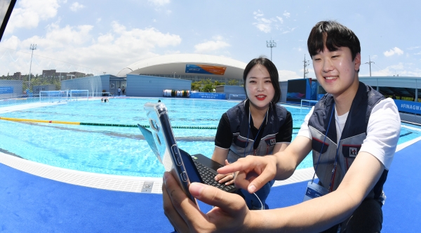 광주FINA세계수영선수권대회가 열리는 남부대학교 수영장에서 KT 직원들이 5G 네트워크를 점검하고 있다 (사진=KT)