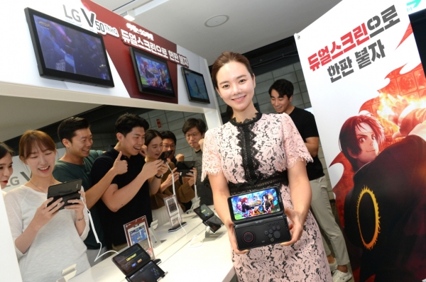 LG전자 모델과 고객들이 LG V50과 LG 듀얼스크린으로 모바일 게임을 즐기고 있다 (사진=LG전자)