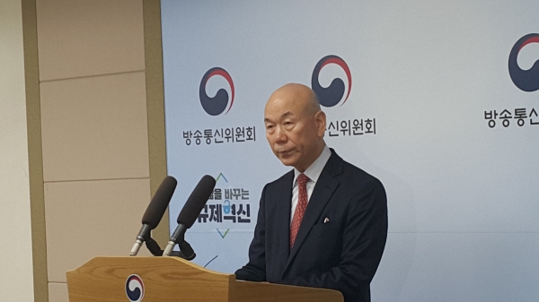 사임하는 이효성 방통위원장이 지난 2년간의 성과에 대해 발표하고 있다 (사진/백연식 기자)