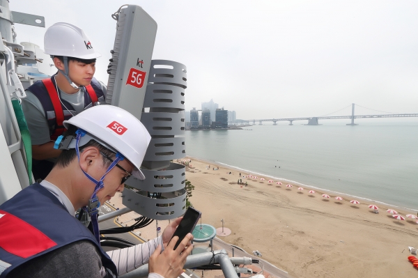 KT 네트워크부문 직원들이 부산 광안리 해수욕장 인근 5G 기지국을 점검하고 있다 (사진=KT)