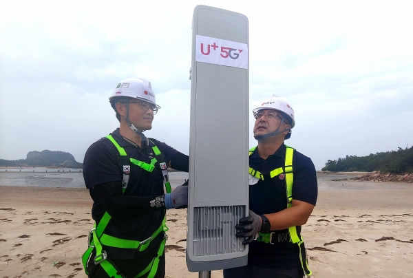 LG유플러스 직원들이 전북 군산시 선유도해수욕장에서 5G 기지국 장비를 설치한 후 테스트를 하고 있다 (사진=LG유플러스)