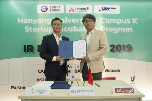 류창완 한양대학교 창업지원단 단장(오른쪽)이 지난 26일 베트남 하노이에서 글로벌 인큐베이터 캠퍼스K, 액셀러레이터 KIMC와 업무협약을 체결했다.