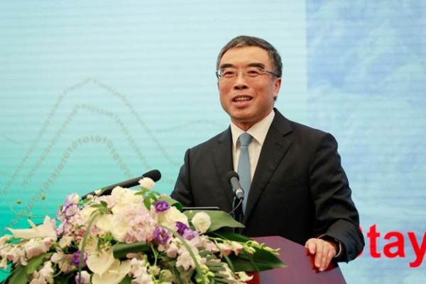 량화(梁華) 화웨이 이사회 의장이 올해 상반기 실적에 대해 발표하고 있다 (이미지=화웨이)