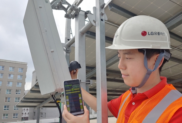 LG유플러스 직원이 세계 처음으로 개발한 5G 모바일 품질측정앱으로 기지국에서 신호세기, 다운로드, 업로드 속도 등을 측정하고 있다 (사진=LG유플러스)