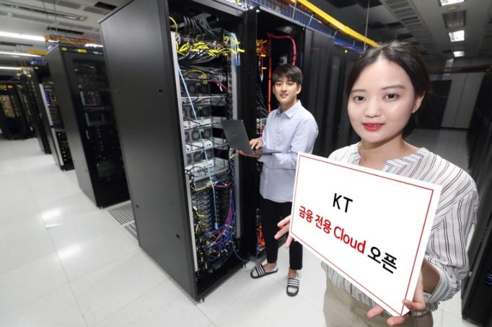 KT가 금융회사를 위한 ‘퍼블릭 금융 클라우드’를 구축했다. 서울 양천구 목동 IDC센터에서 직원들이 KT 금융 클라우드를 홍보하고 있다.