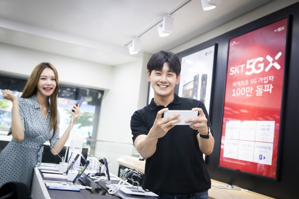 SK텔레콤 모델들이 서울 명동에 위치한 대리점에서 갤럭시노트10로 5G 서비스를 사용하고 있다 (사진=SK텔레콤)