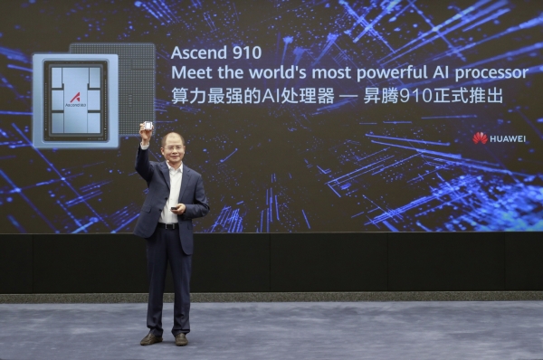 에릭 쉬 화웨이 순환 회장이 지난 23일 중국 선전 본사에서 어센드 910 AI 프로세서와 마인드스포어 AI 컴퓨팅 프레임워크의 출시를 발표하고 있다 (사진=화웨이)