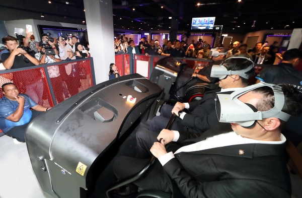 KT와 IISB가 함께 구축한 말레이시아 VR 테마파크 ‘브리니티’에서 현지 고객들이 VR 어트랙션과 게임을 체험하고 있다 (사진=KT)