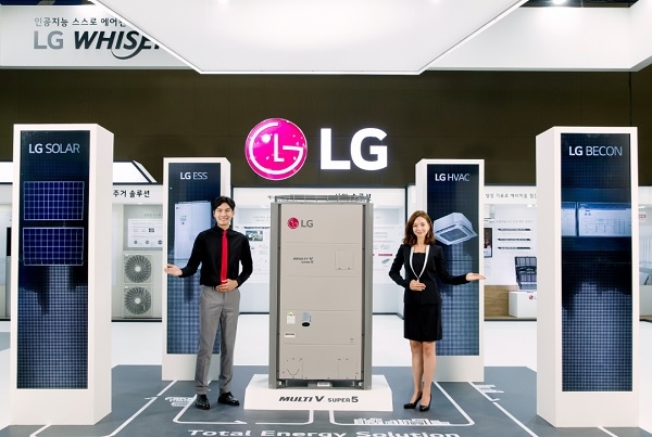 LG전자 모델들이 멀티브이, 에너지저장시스템(ESS)등 LG전자만의 차별화된 총합 공조 제품을 소개하고 있다.(사진=LG전자)