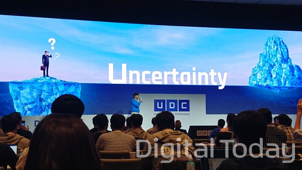 두나무 설립자 겸 개발자 송치형 의장이 업비트 개발자 컨퍼런스(UDC) 2019의 키워드로 불확실성을 뽑았다.