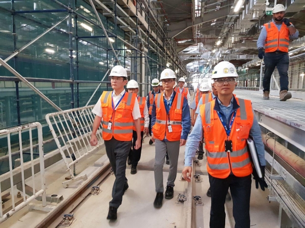 이재용 부회장이 15일 삼성물산이 건설 중인 사우디아라비아 리야드 도심 지하철 공사 현장을 방문했다.(사진=삼성전자)