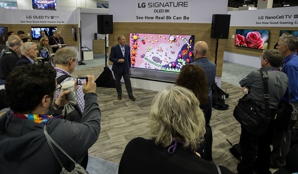 LG전자가 미국 덴버에서 열린 영상가전 전시회'CEDIA 엑스포 2019' 전시회에서 관람객들에게 '리얼 8K' 올레드 TV 'LG 시그니처 올레드 8K'를 소개하고 있다.(사진=LG전자)