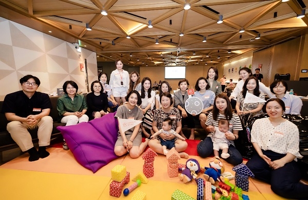 지난 2018년, 구글 스타트업 캠퍼스의 ‘엄마를 위한 캠퍼스’ 4기 참가자들이 단체 촬영을 하고 있다.(사진=구글 스타트업 캠퍼스)