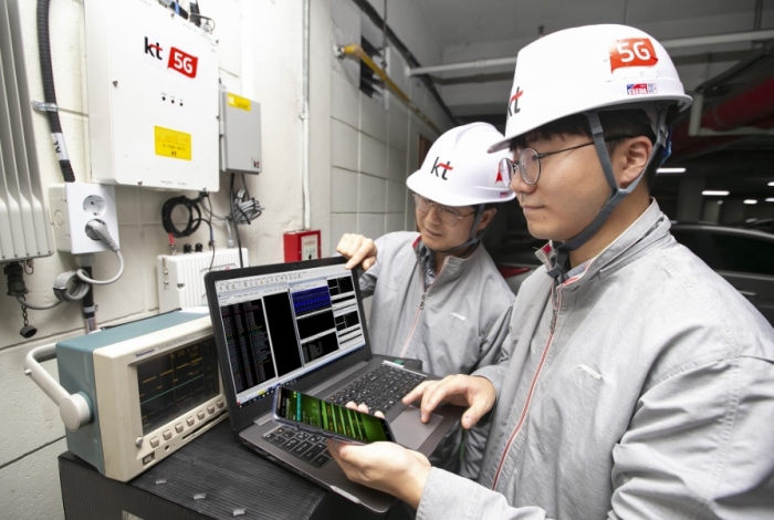 KT 네트워크부문 직원들이 서울 서초구의 한 건물 내 지하 주차장에서 ‘5G 스마트 빔 패턴 동기화 기술’이 적용된 5G RF 중계기의 품질을 점검하고 있다.