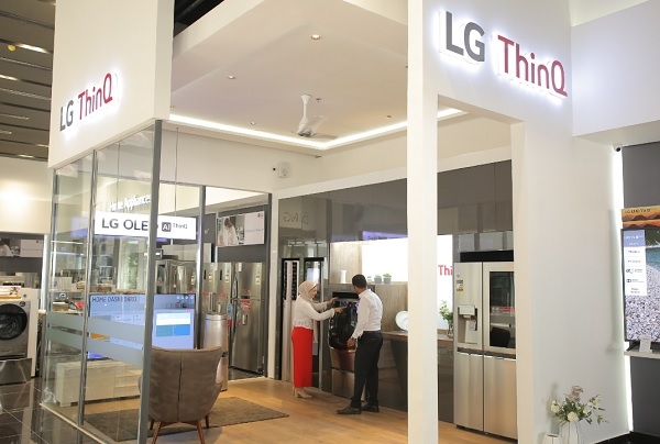 LG전자가 지난 12일 이집트 뉴카이로에 브랜드샵을 오픈하고 LG전자 직원이 'LG 씽큐 체험존에서 인공지능 가전을 경험하고 있다.(사진=LG전자)