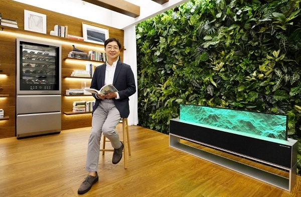 리뉴얼을 함께 진행한 유명 건축가 유현준씨가 주방과 거실이 통합되는 '그레이트 리빙 키친'을 소개하고 있다.(사진=LG전자)