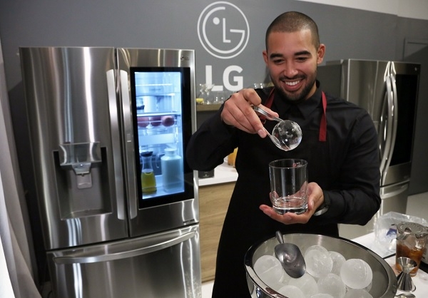 팝업 스토어의 칵테일 전문가가 LG 인스타뷰 냉장고에서 꺼낸 구형 얼음인 크래프트 아이스를 컵에 담고 있다.(사진=LG전자)