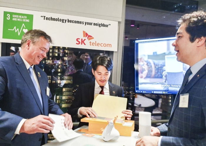 SK텔레콤 유웅환 SV이노베이션 센터장(오른쪽)이 페데르 홀크 닐센 노보자임스 CEO 겸 P4G 보드멤버(왼쪽)에게 '행복 커뮤니티'에 대해 설명하고 있다.