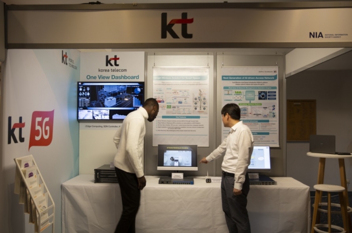 프랑스 파리 SDWAN SUMMIT 2019 행사장에서 KT 직원들이 관람객들에게 솔루션을 소개하고 있다.