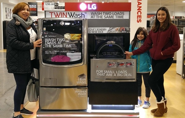 미국 뉴저지주의 한 가전 매장에서 소비자들이 LG 트윈워시를 살펴보고 있다.(사진=LG전자)