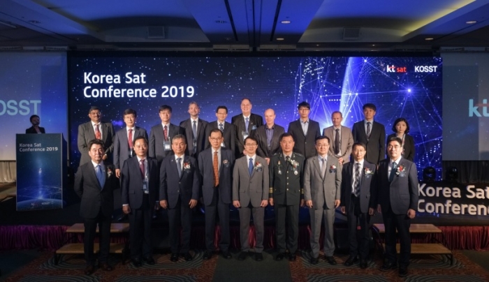 2019 코리아 샛 컨퍼런스 축사와 발표를 맡은 위성 분야 전문가들이 기념 촬영을 하고 있다.
