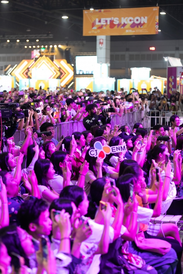 KCON 2019 THAILAND 컨벤션 현장을 찾은 K-Pop 아티스트에 환호하는 관객들의 모습. (사진=CJ ENM)