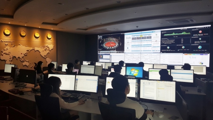 이글루시큐리티 통합보안관제센터 전경: 이글루시큐리티 임직원들이 서울 송파구 문정동 소재 이글루시큐리티 통합보안관제센터에서 SPiDER TM AI Edition을 사용해 보안관제 업무를 수행하고 있다.