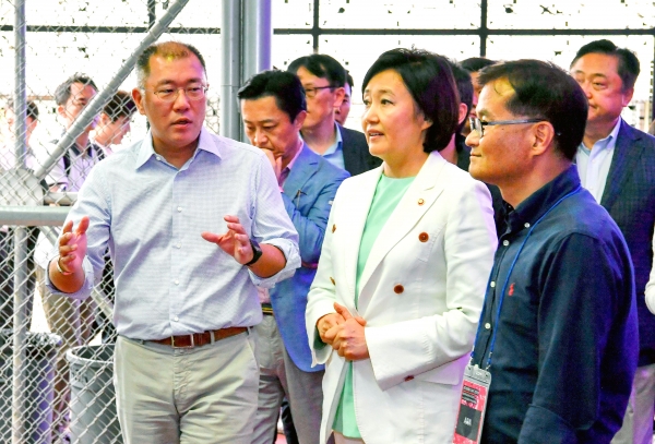 26일 제로원데이 2019 행사에 참석한 박영선 장관과 현대차그룹 정의선 부회장