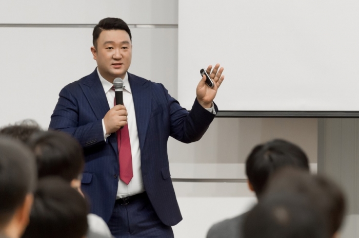 메이크잇 강흥보 대표가 지난 5월 ‘ETF 투자의 신’ 저자 강연회에서 강연하고 있다. (사진 = 메이크잇)