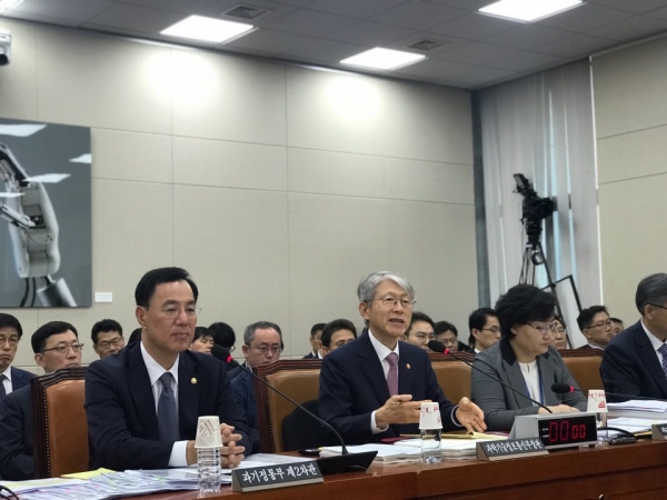 국정감사에서 의원 질의에 답변하고 있는 최기영 장관과 민원기 차관