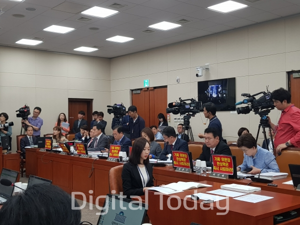 과방위 소속 한국당 의원들은 국감장에서 '가짜위원장 한상혁은 즉시 사퇴하라'는 플래카드를 노트북에 붙이며 피켓시위에 나섰다. (사진=유다정 기자)