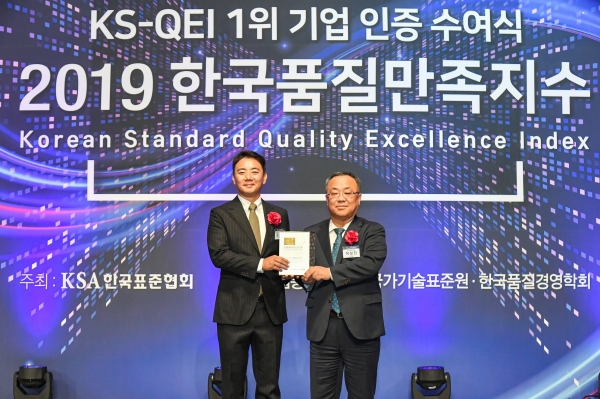 벤츠코리아 김지섭 부사장(왼쪽)과 한국표준협회 이상진 회장