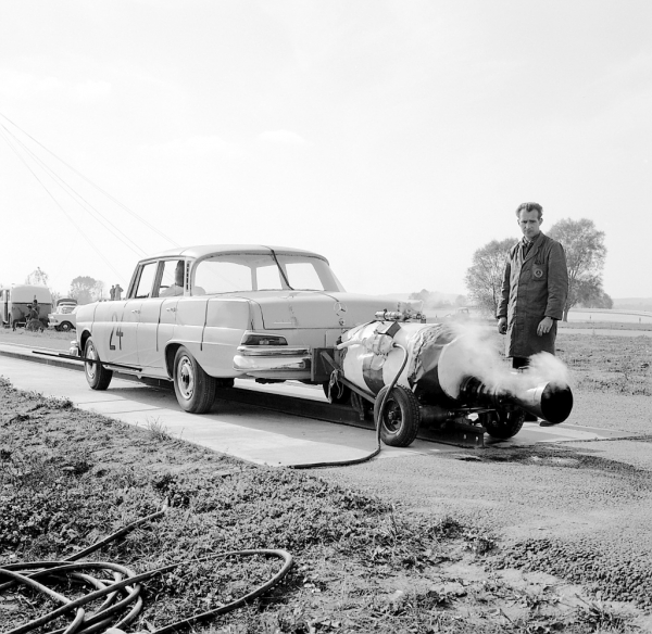 1962~1973년에는 충돌 테스트의 자동차 추진에 증기 로켓을 사용했다