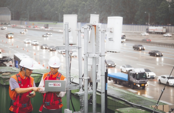 SK텔레콤 직원들이 고속도로 인근에서 5G 네트워크를 점검하고 있는 모습