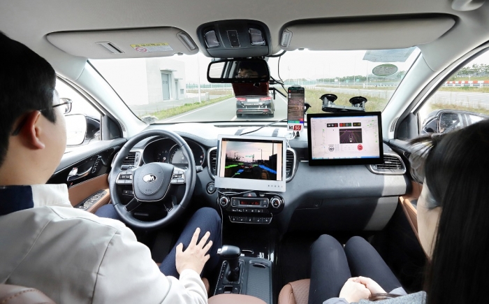 현대모비스 서산주행시험장에서 모비스의 자율주행차 ‘엠빌리’로 KT 5G V2X 기반 자율주행 기술을 시연하고 있다.