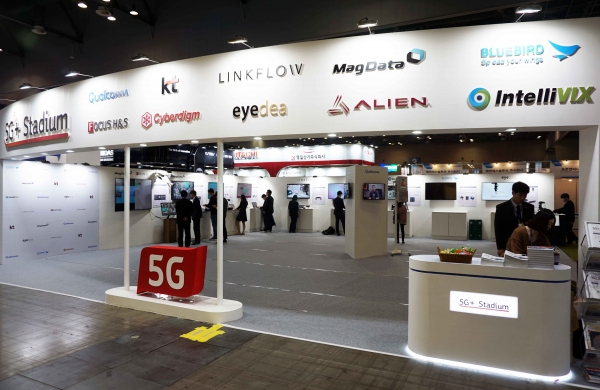 퀄컴이 KT와 함께 한국산업대전의 ‘머신소프트 2019’에 참가해 ‘5G 스타디움’을 마련하고 국내 중소기업들과 함께 다양한 5G 스마트팩토리 및 IoT 협력 사례를 선보이고 있다 (사진=KT)