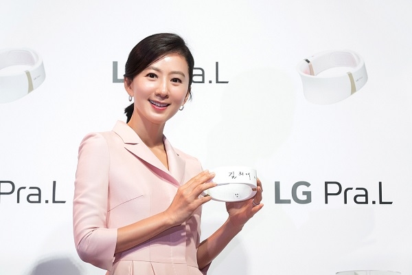 24일 서울 강남 소재 송은아트스페이스에서 LG 프라엘 광고 모델 김희애가 LG 프라엘 신제품인 'LG 프라엘 더마 LED 넥케어'를 소개하고 있다.(사진=LG전자)